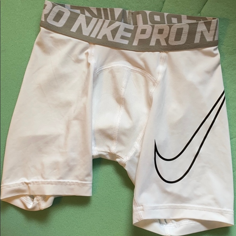 BOYS MEDIUM NIKE PRO COMPRESSION SHORTS